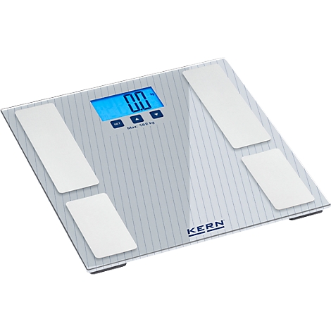 Digitale Personenwaage mit blauem Display, Anzeige: 0,0 kg. Vier weisse Trittflächen, silberne Oberfläche. Aufschrift: KERN.
