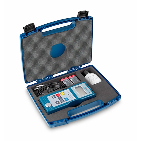 Blauer Koffer mit Messgerät, Batterien, Kabel, und Zubehör. Geöffnet, auf schwarzem Schaumstoff gebettet.