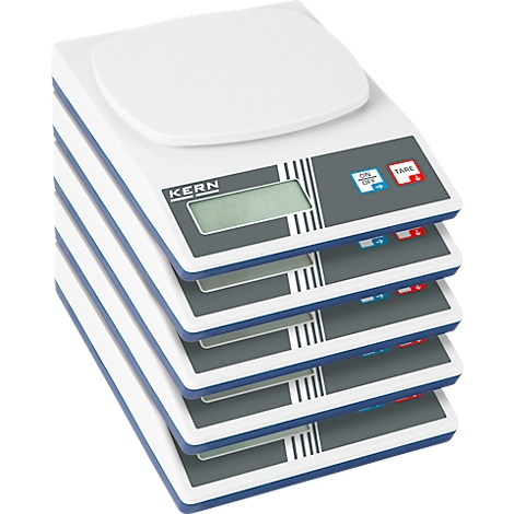 Pile de balances blanches avec des accents gris et bleus. Chaque balance affiche un écran et la marque KERN.