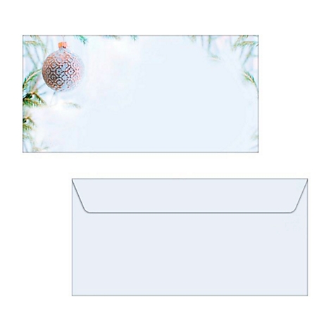 Lichtblauwe kerstkaart met kerstbal en bijpassende envelop.