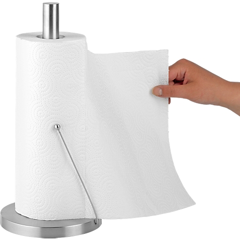 Een hand neemt een vel papier van een keukenrolhouder. De roestvrijstalen houder heeft een ronde voet en een verticale staaf.