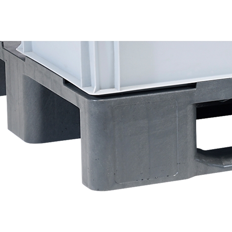 Gros plan d'une palette en plastique gris supportant un conteneur blanc. La palette a des pieds rectangulaires et des ouvertures.