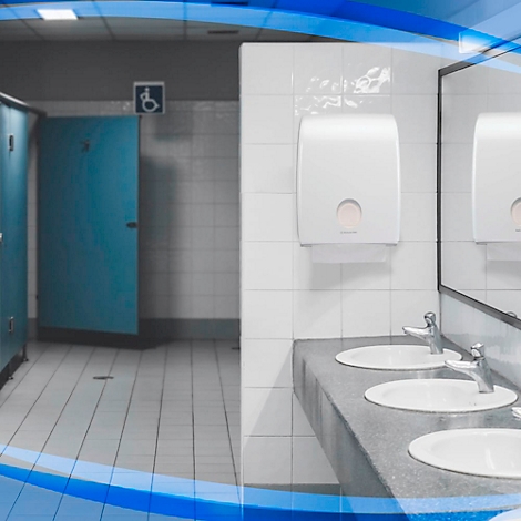 Openbaar toilet: blauwe cabinedeuren, wastafels met spiegel, papieren handdoekdispenser.