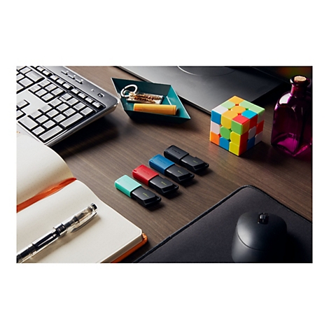 Bureau avec accessoires informatiques, carnet, stylo et clÃ©s USB colorÃ©es.
