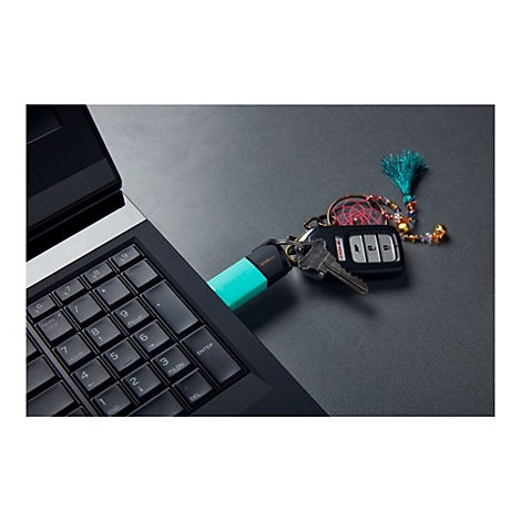 Un ordinateur portable, une clé USB et un porte-clés avec des clés de voiture sont posés sur une table. La clé USB est branchée sur l'ordinateur portable.