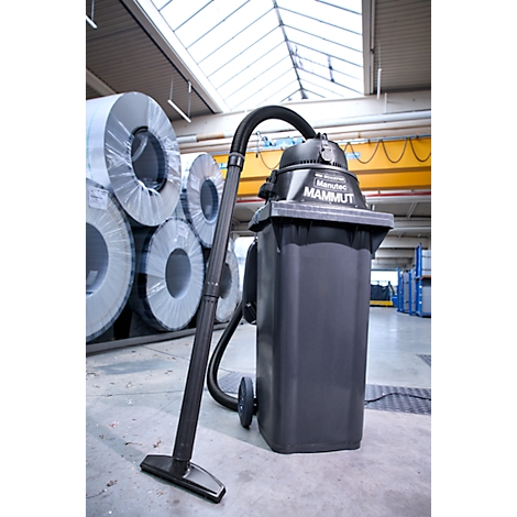 Aspirateur industriel Marutec MAMMUT dans un entrepôt avec des rouleaux de métal empilés en arrière-plan.