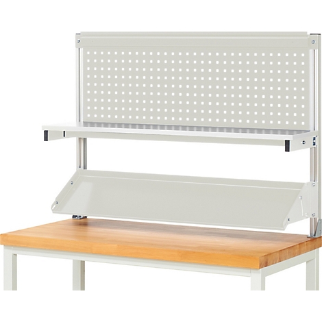 Étagère à outils gris clair avec panneau perforé et deux étagères, monté sur un dessus en bois.