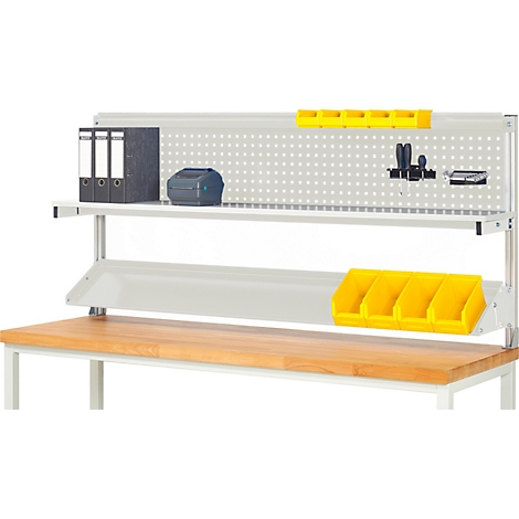 Établi avec panneau perforé, conteneurs jaunes, classeurs, outils et dessus de table en bois. Cadre en métal gris.