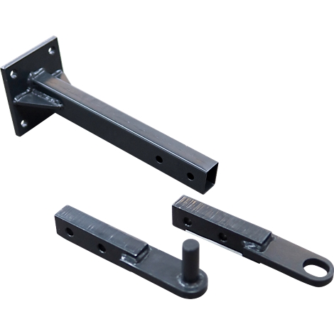 Plusieurs pièces métalliques noires pour attelage de remorque, dont un support carré avec des trous et une pièce avec un œillet.