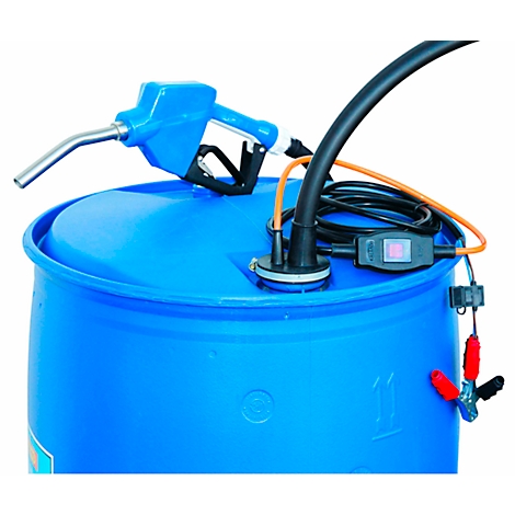 Baril bleu avec accessoires de ravitaillement : pistolet à carburant, tuyaux et pinces.
