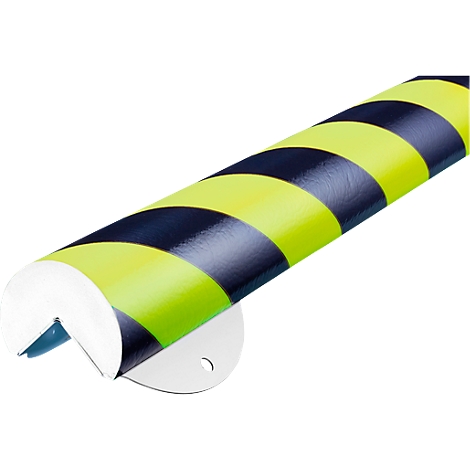 Un perfil de protección semicircular a rayas amarillas y negras con soporte metálico.