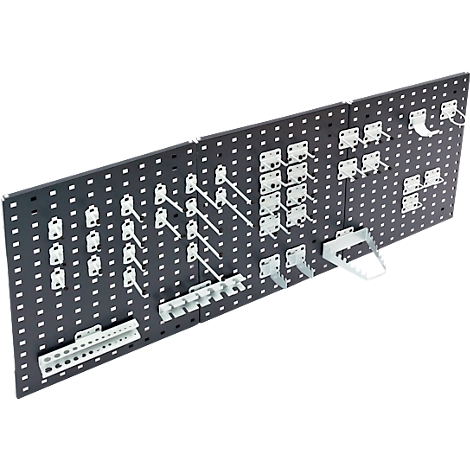 Panneau perforé noir avec des accessoires comme des crochets et des supports.