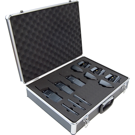 Valise argentée ouverte avec rembourrage en mousse contenant des radios et des accessoires.