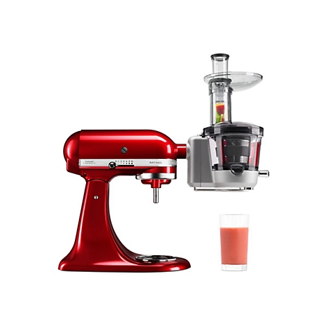 Rote KitchenAid Küchenmaschine mit aufgesetztem Entsafter-Vorsatz und einem Glas frischem Smoothie daneben.