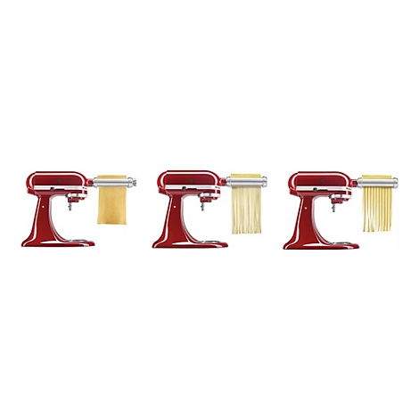 Drei rote KitchenAid Küchenmaschinen mit verschiedenen Nudelvorsätzen, die Teigplatten und Nudeln verarbeiten.