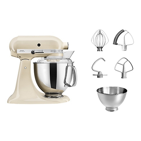 Beigefarbene KitchenAid Artisan Küchenmaschine mit Edelstahlschüssel und Zubehörsets auf weißem Hintergrund.