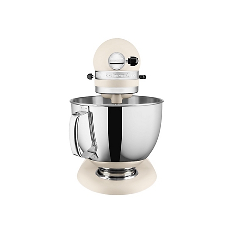 Cremefarbene KitchenAid Küchenmaschine mit glänzender Edelstahlschüssel vor weißem Hintergrund.