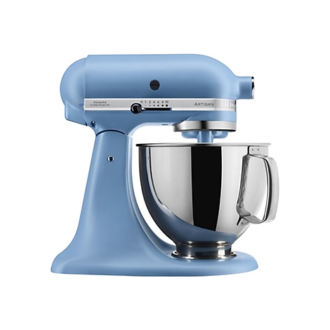 Hellblaue KitchenAid Artisan Küchenmaschine mit polierter Edelstahlschüssel vor weißem Hintergrund.