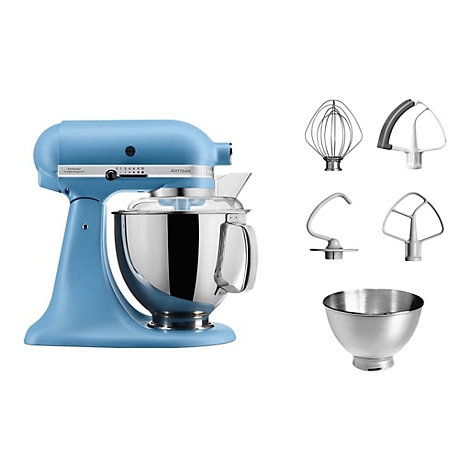 Hellblaue KitchenAid Artisan Küchenmaschine mit Edelstahlschüssel und Zubehörsets auf weißem Hintergrund.