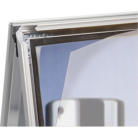 Close-up van een zilveren frame met hoekverbinding en een transparante beschermfolie die een blauw gebied bedekt.