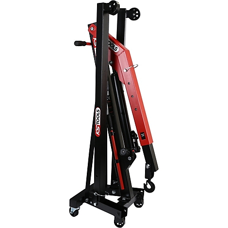 Ein zusammengeklappter Motorheber. Schwarze Metallkonstruktion mit roten Elementen und dem Logo "KS TOOLS".