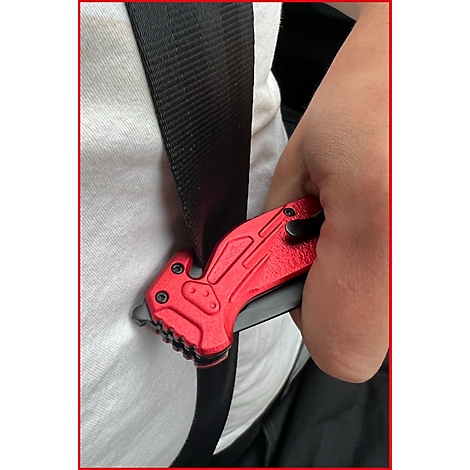 Eine Hand hält ein rotes Notfallmesser und schneidet einen schwarzen Sicherheitsgurt durch.