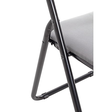 Nahaufnahme eines schwarzen Metallstuhls mit grauem Sitz. Die Beine des Stuhls sind im Fokus.
