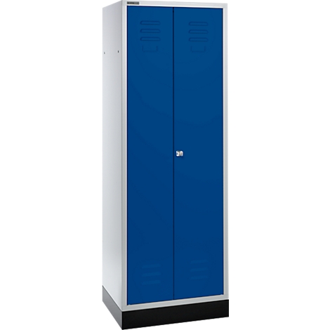 Een blauwe locker met twee deuren tegen een wit frame. Ventilatiesleuven bovenaan, een zwarte basis onderaan.