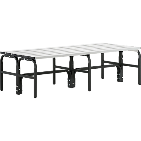 Een grijze bank met zwarte metalen poten die zich over de grond uitstrekken.