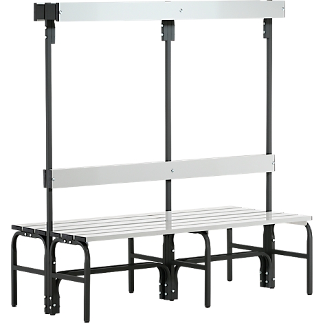 Een grijs-witte kleedkamerbank, met zitting en rugleuning, zwart frame. Ideaal voor kleedkamers.