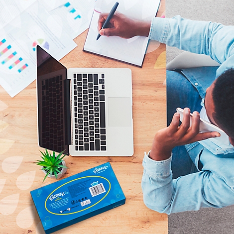 Grijze cameracontour op een witte achtergrond.