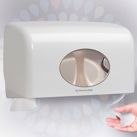Weisser Handtuchspender mit ovalem Fenster und Logo. Eine Hand nimmt Papierhandtuch.