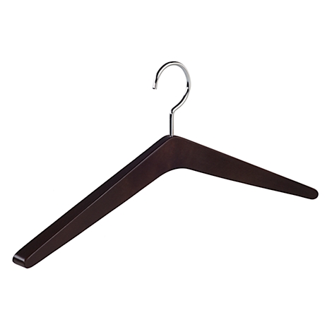 Een donkerhouten kledinghanger met een chromen haak. De vorm is modern en hoekig.