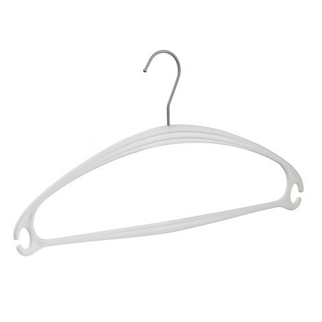 Witte plastic kledinghanger met zilveren haak, detailweergave tegen een witte achtergrond.