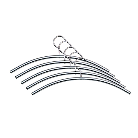 Vijf metalen kleerhangers overlappen elkaar licht. Elke heeft een gebogen staaf en een haak.