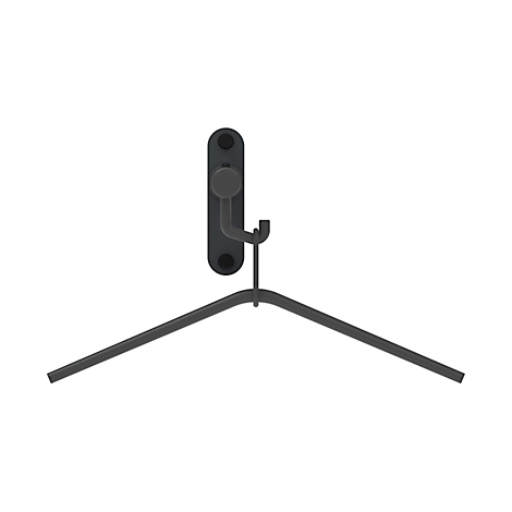 Een zwarte wandhaak met een kleerhanger tegen een witte achtergrond.