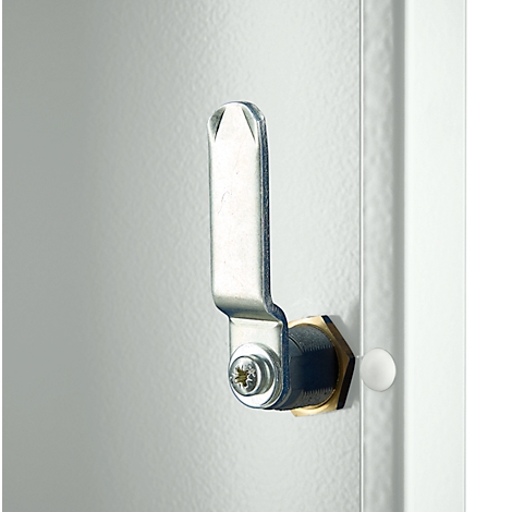 Nahaufnahme eines Schrankverschlusses aus Metall, der geöffnet ist. Ein weisser Knopf ist rechts zu sehen.