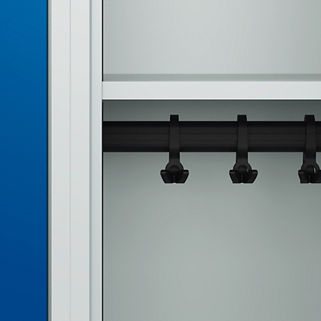 Dunkle Haken an einer Stange in einem weißen Schrank. Links ist eine blaue Fläche zu sehen.