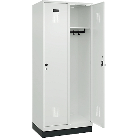 Weißer Stahlschrank, eine Tür geöffnet. Im Inneren ein Hutablage und Kleiderhaken.