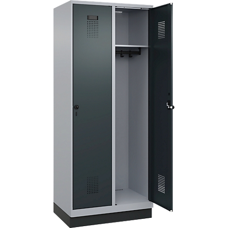 Ein grauer Schrank mit zwei Türen, eine geöffnet. Innen: Stange und Haken, graue Rückwand.