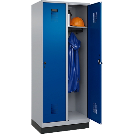 Blau-grauer Schrank, eine Tür geöffnet. In Fach: Helm, Jacke. Links geschlossen, mit Schlüsselloch.