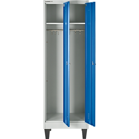 Weißer Spind mit blauen Türen, geöffnet. Darin eine Kleiderstange und Haken.