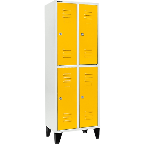 Schrank mit vier gelben Türen und weißen Seiten. Der Schrank steht auf schwarzen Füßen.