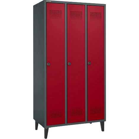 Roter, dreitüriger Schrank mit Lochmuster. Grauer Rahmen, dunkle Griffe und kurze Füße.