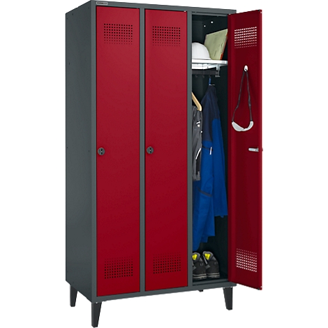 Schrank mit roten Türen, eine Tür offen, mit Kleidung, Helm und Schuhen darin.