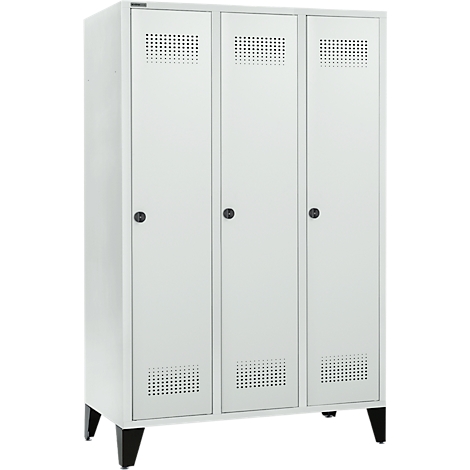 Dreiteiliger, weißer Stahlschrank mit Lochmuster, schwarzen Griffen und Füßen.