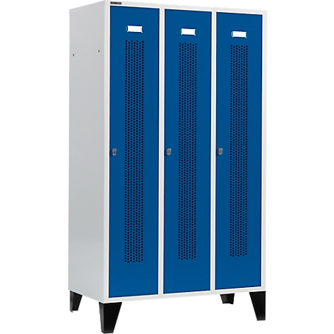 Ein dreifach Spind in Blau und Weiß. Die Türen haben Lochmuster, die Griffe sind silberfarben.