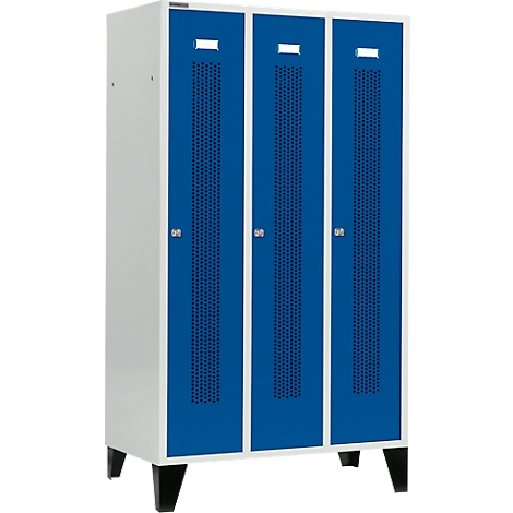Dreifach-Spindschrank mit blauen Türen, Belüftungslöchern, silbernen Griffen und weißem Rahmen auf schwarzen Beinen.