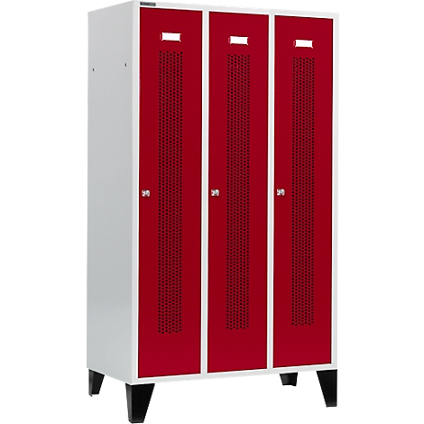 Ein dreitüriger, rot-weißer Stahlschrank. Jede Tür hat eine perforierte Fläche und ein rechteckiges Schild. Der Schrank steht auf schwarzen Füßen.