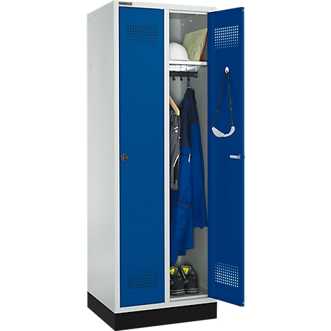 Ein weiß-blaues Schrankfach, eine Tür geöffnet. Darin: Kleidung, Schuhe, Helm. Blaues Gehäuse, schwarze Basis.